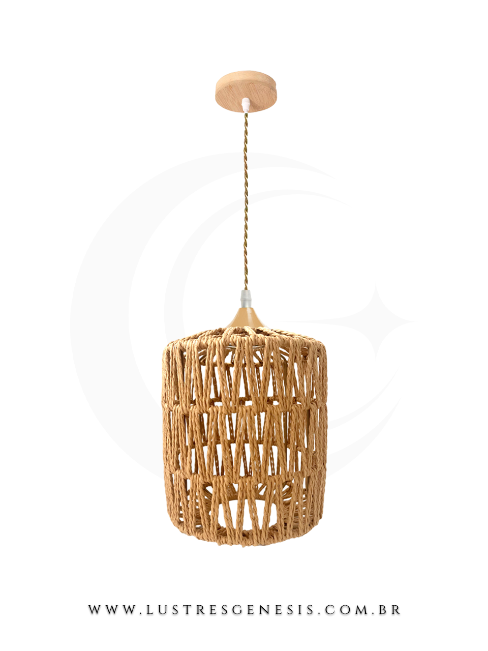 Pendente de teto Gili feito de sisal e madeira, com design artesanal, ideal para mesas, balcão de cozinha, área gourmet e sítios. Luminária suspensa sobre fundo de parede verde.